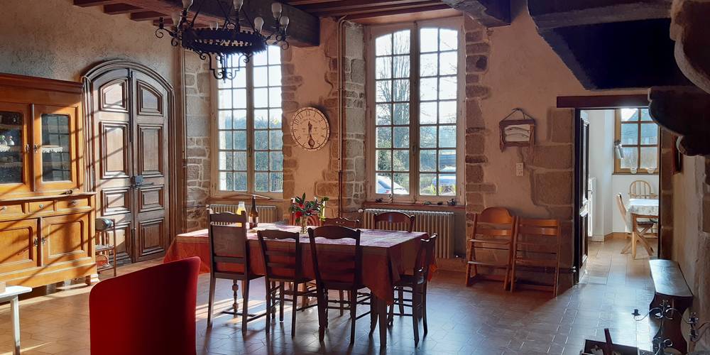 Lumières et pierres dans la salle: salon salle à manger -  La Ferme de la Motte (Normandie, Manche)