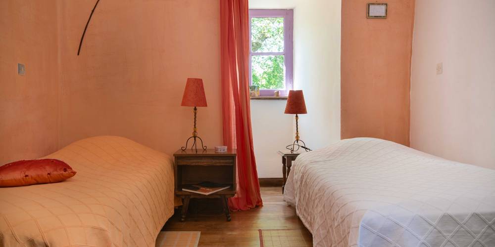 la chambre du nord fraîche et reposante tournée vers les grands chênes -  La Ferme de la Motte (Normandie, Manche)