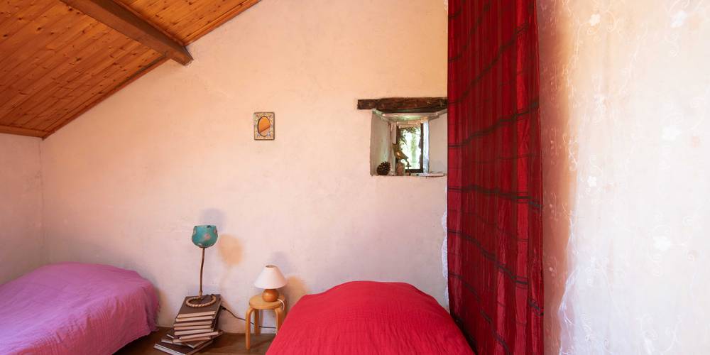 la chambre de la tour, nichée sous les toits -  La Ferme de la Motte (Normandie, Manche)