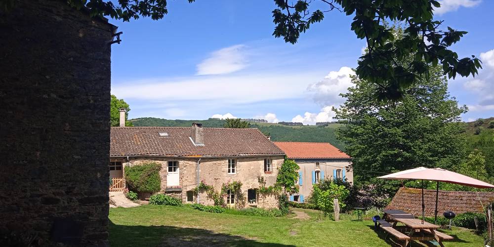 Arrivée dans la cour -  LA FERME DE ROQUECAVE (Occitanie, Hérault)