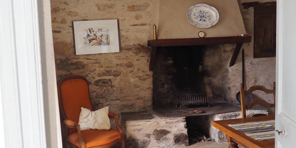 Espace repas et cheminée -  LA FERME DE ROQUECAVE (Occitanie, Hérault)