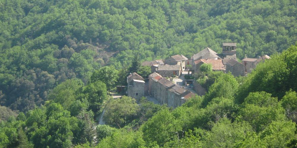 le village de sablières vue de la terrasse où nous prenons les repas et petits déjeuners -  FERME DU FOURRÉ (Auvergne-Rhône-Alpes, Ardèche)