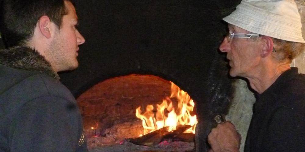 Les hôtes au four -  GÎTE AU BOUT DU CHEMIN (Auvergne-Rhône-Alpes, Drôme)