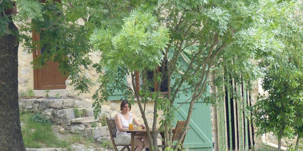 terrasse ouest à l'ombre du frêne -  FERME DES AYGUES "le frêne " (Auvergne-Rhône-Alpes, Drôme)