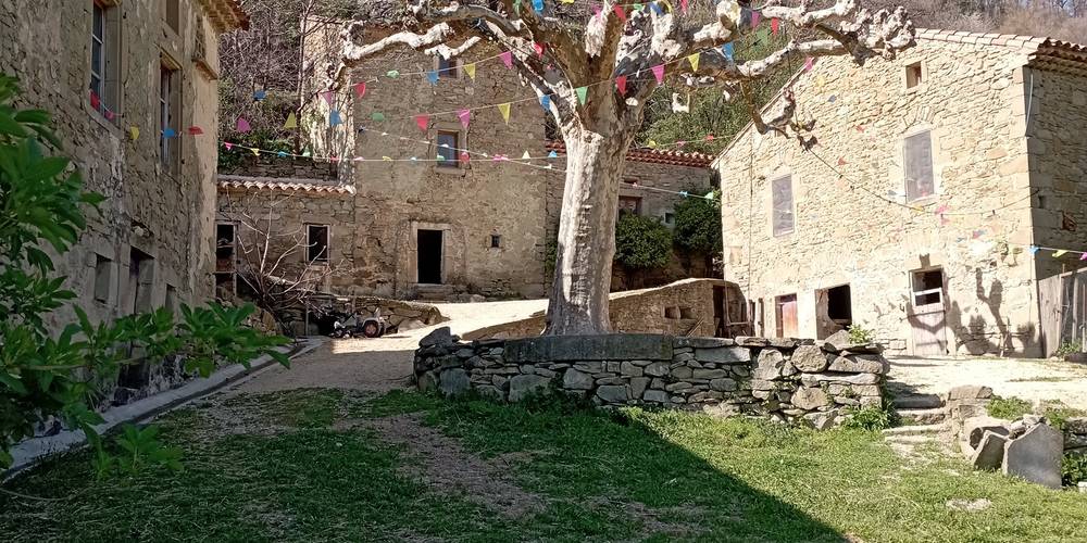 Dans la cours en hiver -  FERME DES HAUCHES (Auvergne-Rhône-Alpes, Drôme)