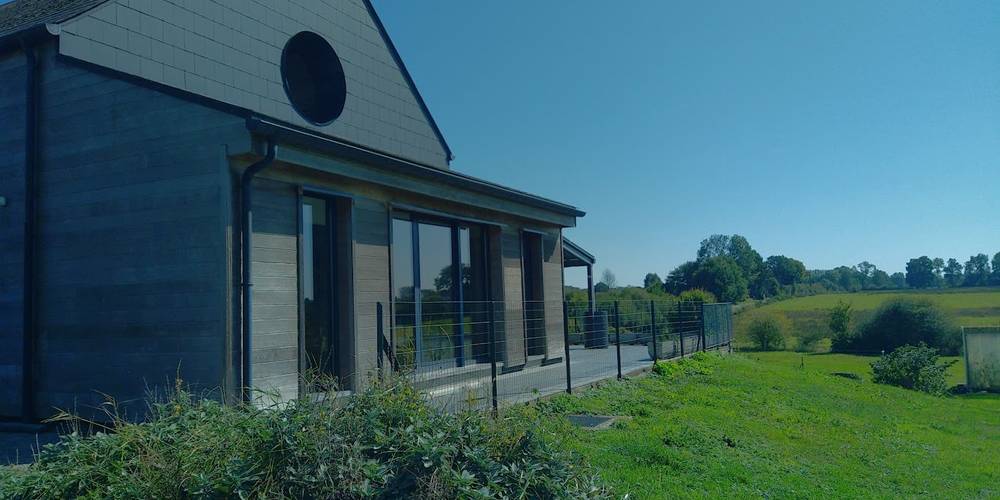 Façade ouest. Vue sur le coucher du soleil. -  AU COEUR DES CHAMPS (Grand Est, Ardennes)