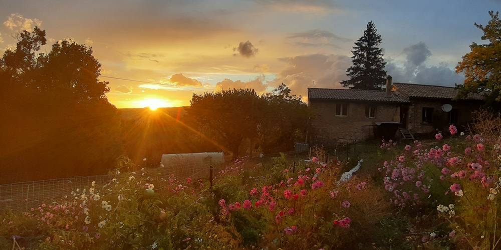 le jardin derriere la maison -  FERME DE PIERRE VIEILLE (Auvergne-Rhône-Alpes, Drôme)