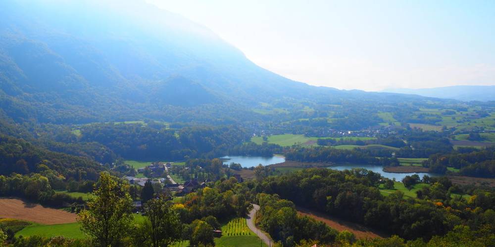 La Dent du Chat et les lacs de Sait Jean de Chevelu -  GÎTES DES LACS (Auvergne-Rhône-Alpes, Savoie)