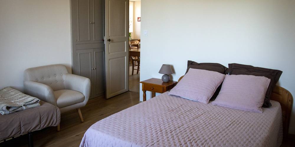 chambre au rez-de-chaussée -  GITE DE LA LOUISIERE (Pays de la Loire, Vendée)