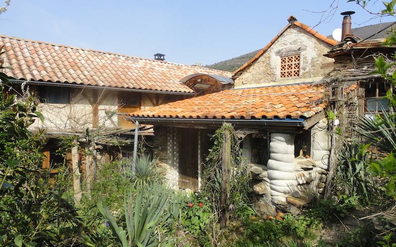 Un habitat original au coeur de la végétation. -  Ferme bio de La Baraque (Occitanie, Gard)
