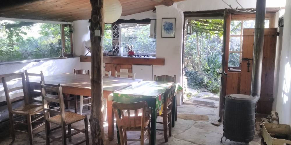 Espaces pour cuisiner et manger. -  Ferme bio de La Baraque (Occitanie, Gard)