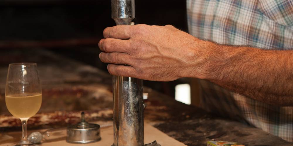 suite des tests "oenologiques" pesée du vin -  AU DOMAINE DES 3 VERSANTS (Pays de la Loire, Loire-Atlantique)