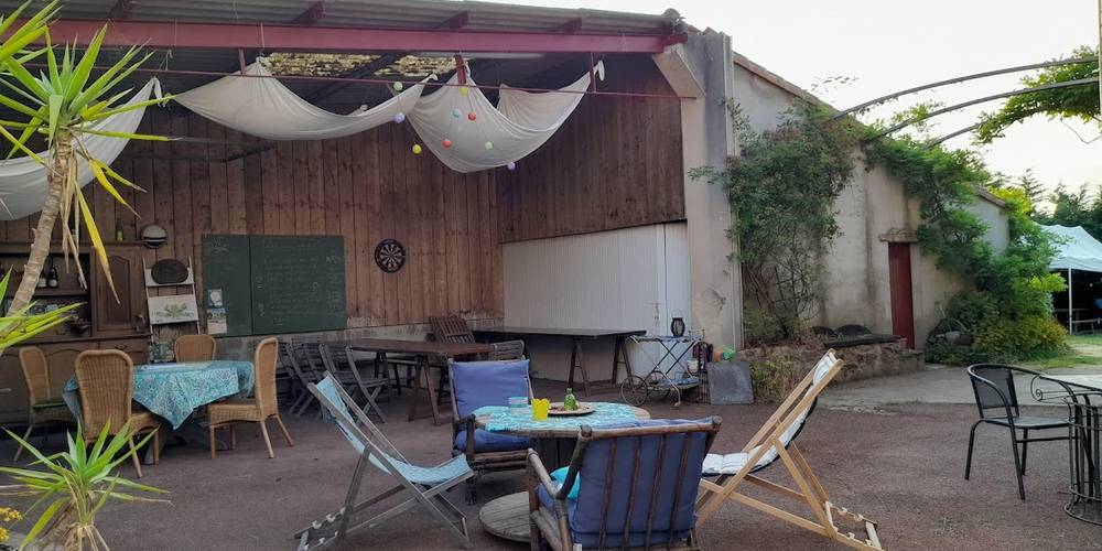 espace petit déjeuner printemps été -  AU DOMAINE DES 3 VERSANTS (Pays de la Loire, Loire-Atlantique)