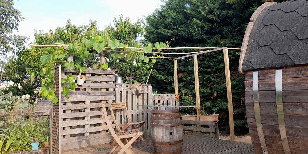 hébergement insolite terrasse chambre  tonneau -  AU DOMAINE DES 3 VERSANTS (Pays de la Loire, Loire-Atlantique)