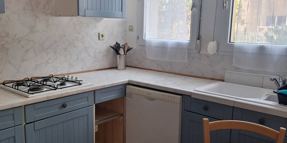 La cuisine toute équipée -  Gîte de Plougoulm (Bretagne, Finistère)