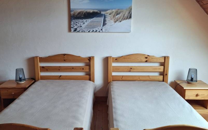 Chambre avec deux lits simples et rangements -  Gîte de Plougoulm (Bretagne, Finistère)