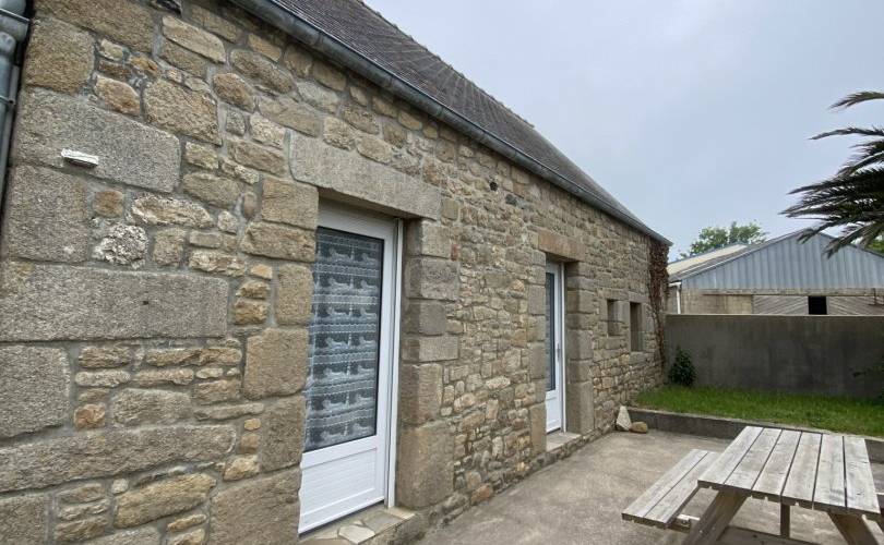 Première terrasse table extérieure -  Gîte de Plougoulm (Bretagne, Finistère)