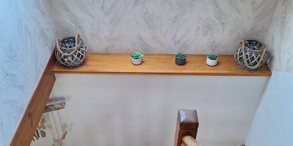 Escaliers pour accéder aux deux chambres de l'étage -  Gîte de Plougoulm (Bretagne, Finistère)