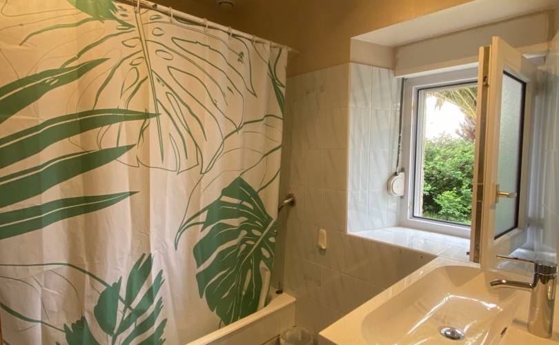 La salle de bain, au rez-de-chaussée -  Gîte de Plougoulm (Bretagne, Finistère)