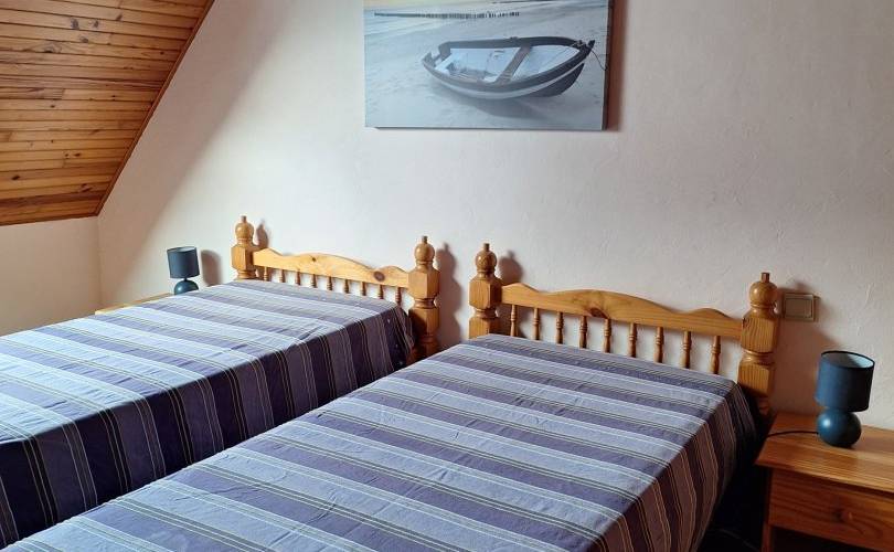 Deuxième chambre avec deux lits simples et rangements -  Gîte de Plougoulm (Bretagne, Finistère)