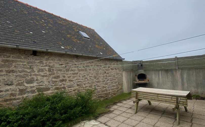 Deuxième terrasse avec barbecue et salon de jardin -  Gîte de Plougoulm (Bretagne, Finistère)