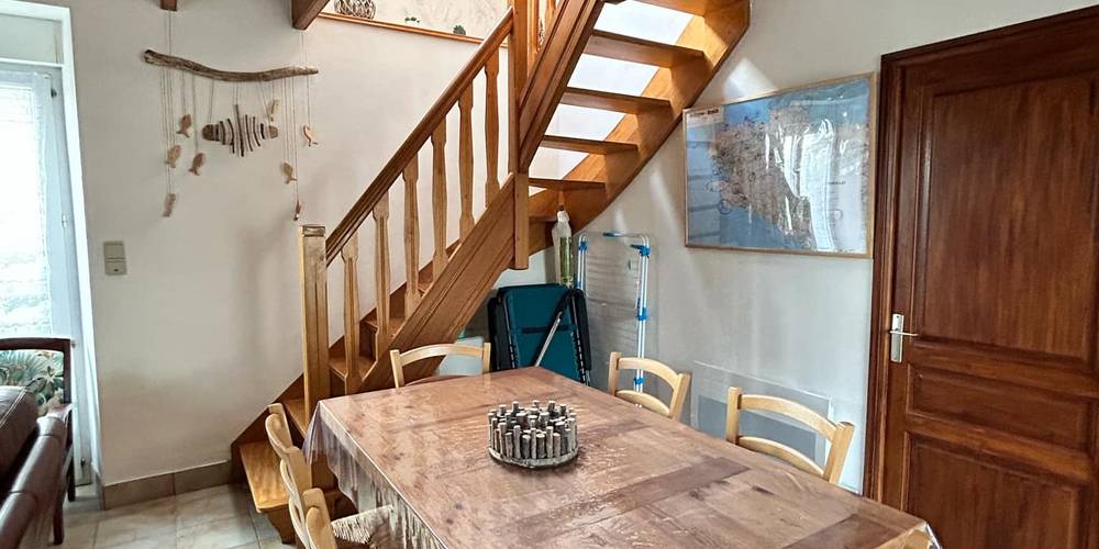 La salle à manger, peut accueillir 6 personnes à table. -  Gîte de Plougoulm (Bretagne, Finistère)