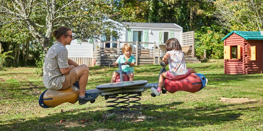 aire de jeux sur place -  LA JAURIE (Nouvelle-Aquitaine, Haute-Vienne)