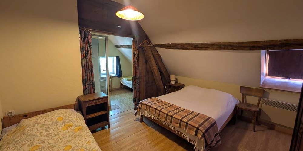 chambre (4 pers)au etage Bouton d'0r  avec cabine de douche et lavabo -  LA FERME D'HÉLICE (Centre-Val de Loire, Indre)