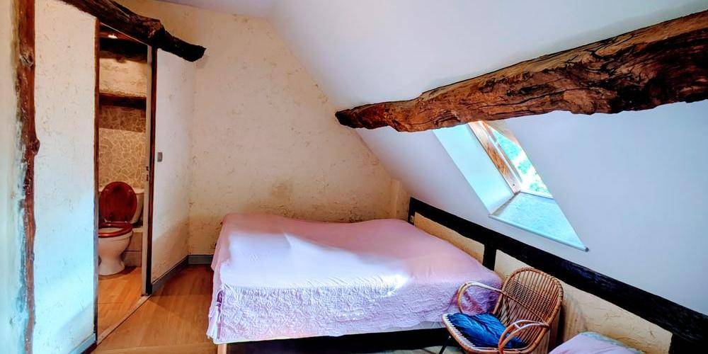 chambre (4 pers) au eétage Bouton d'Or avec toilet et lavabo, douche au couloire -  LA FERME D'HÉLICE (Centre-Val de Loire, Indre)