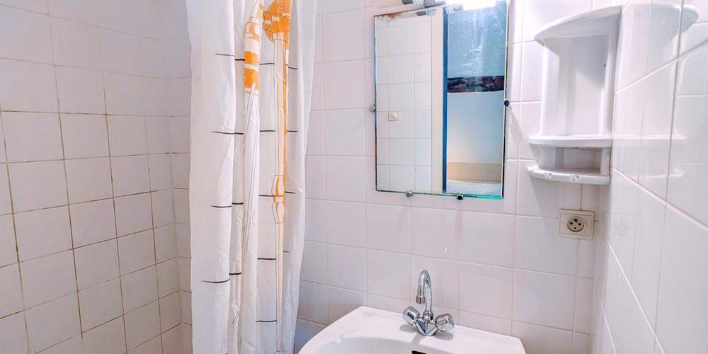 douche lavabo au chambre  étage -  LA FERME D'HÉLICE (Centre-Val de Loire, Indre)