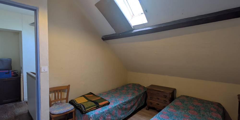 chambre (2 pers)au étage bouton d'Or avec lavabo ,douche au couloir -  LA FERME D'HÉLICE (Centre-Val de Loire, Indre)