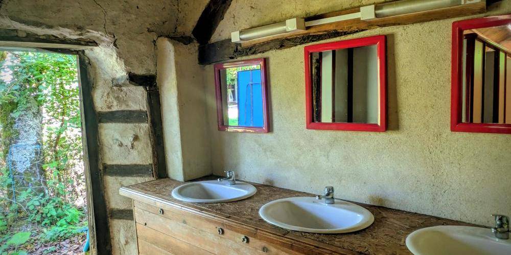 lavabo's chaude camping a la ferme -  LA FERME D'HÉLICE (Centre-Val de Loire, Indre)