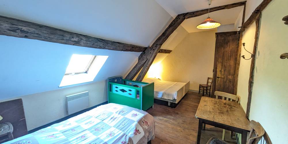 chambre (3 ou 4 pers) au étage bouton d'0r avec douche et lavabo -  LA FERME D'HÉLICE (Centre-Val de Loire, Indre)