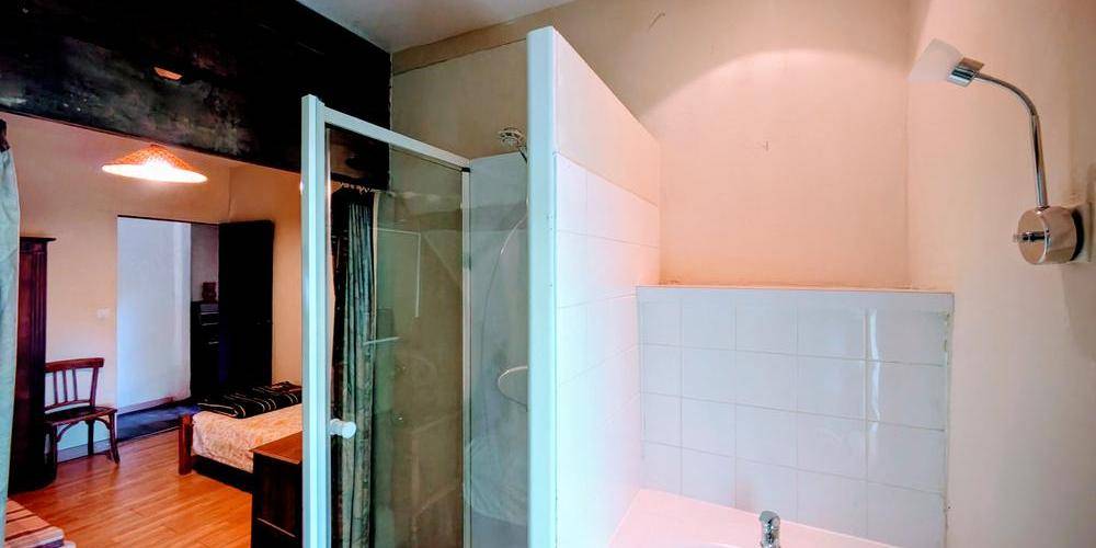 cabine de douche et lavabo au chambre etage -  LA FERME D'HÉLICE (Centre-Val de Loire, Indre)