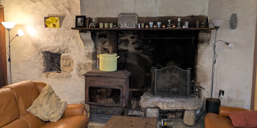 cheminee et poelle chambre de sejour Bouton d'0r -  LA FERME D'HÉLICE (Centre-Val de Loire, Indre)