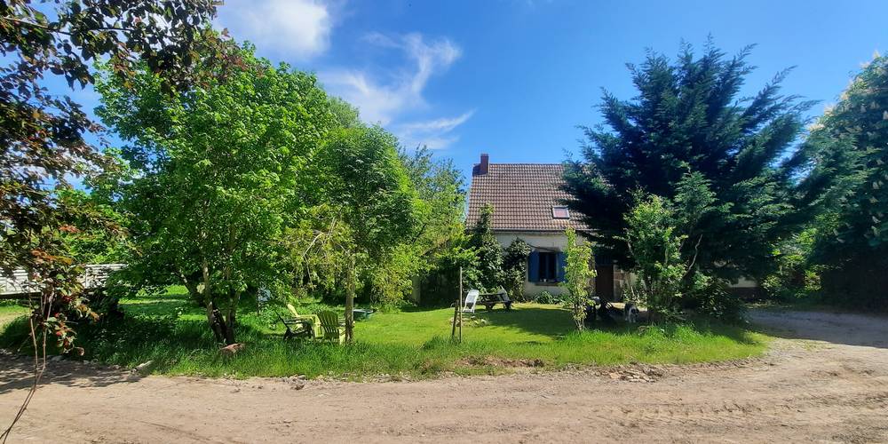 cour de la ferme avec jardin gîte Bouton d'Or -  LA FERME D'HÉLICE (Centre-Val de Loire, Indre)