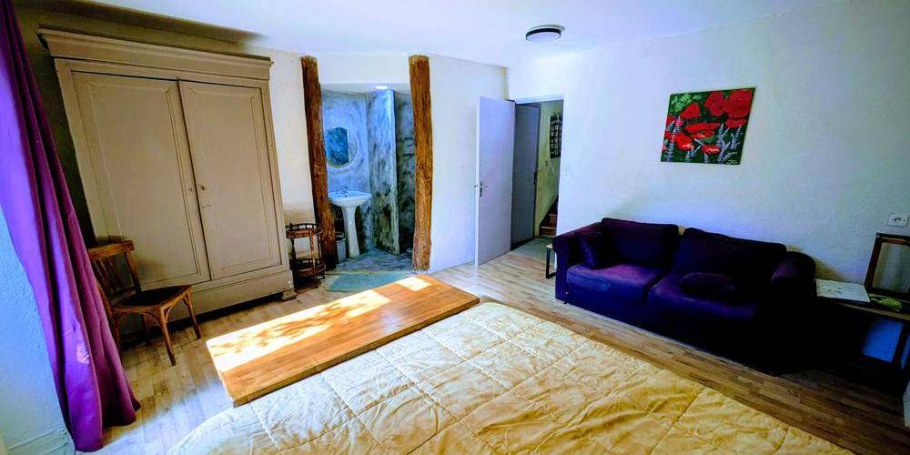 chambre ( 2 pers )RDC bouton d'Or avec douche à italienne  et lavabo -  LA FERME D'HÉLICE (Centre-Val de Loire, Indre)