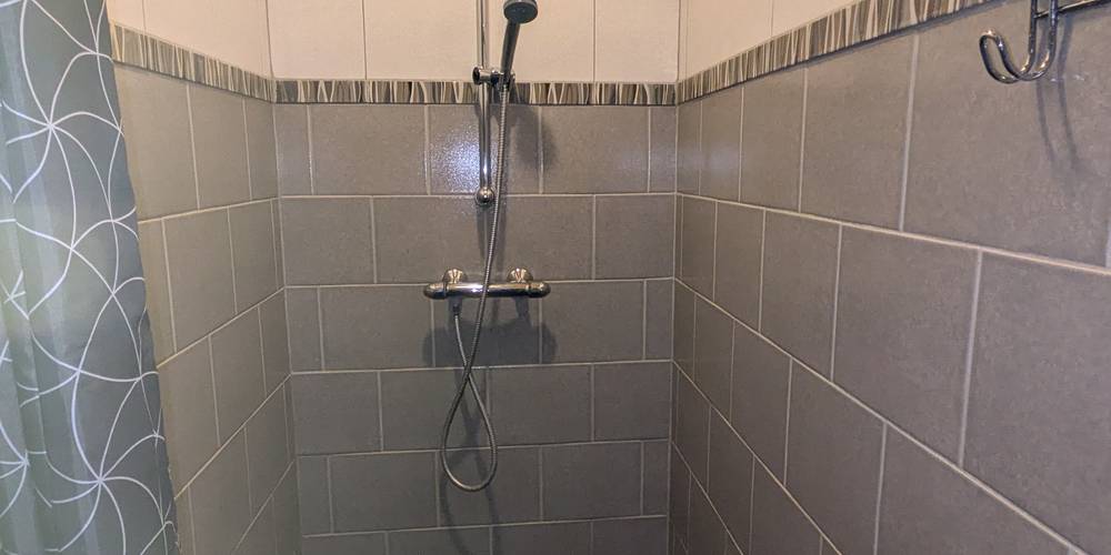 douche au etage bouton d'Or -  LA FERME D'HÉLICE (Centre-Val de Loire, Indre)